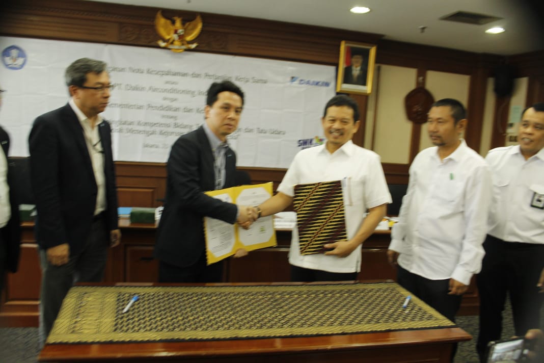 Plt Dirjen Dikdasmen) merangkap  Sekretaris Jenderal (Sekjen) Kemendikbud, Didik Suhardi menandatangani nota kesepahaman antara Direktorat Pembinaan SMK dengan PT. Daikin Airconditioning Indonesia, di Jakarta, Kamis, 25 Juli 2019. (Foto: Asmanu/ngopibareng.id)