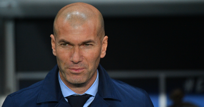 Zinedine Zidane puyeng menyusul badai cedera yang menghantam timnya di pramusim kali ini. (Foto: Twitter/@realmadrid)