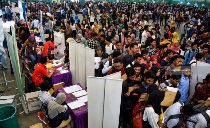 Ilustrasi para pencari kerja memadati area Job Fair Dinas Tenaga Kerja. (Foto:Antara)