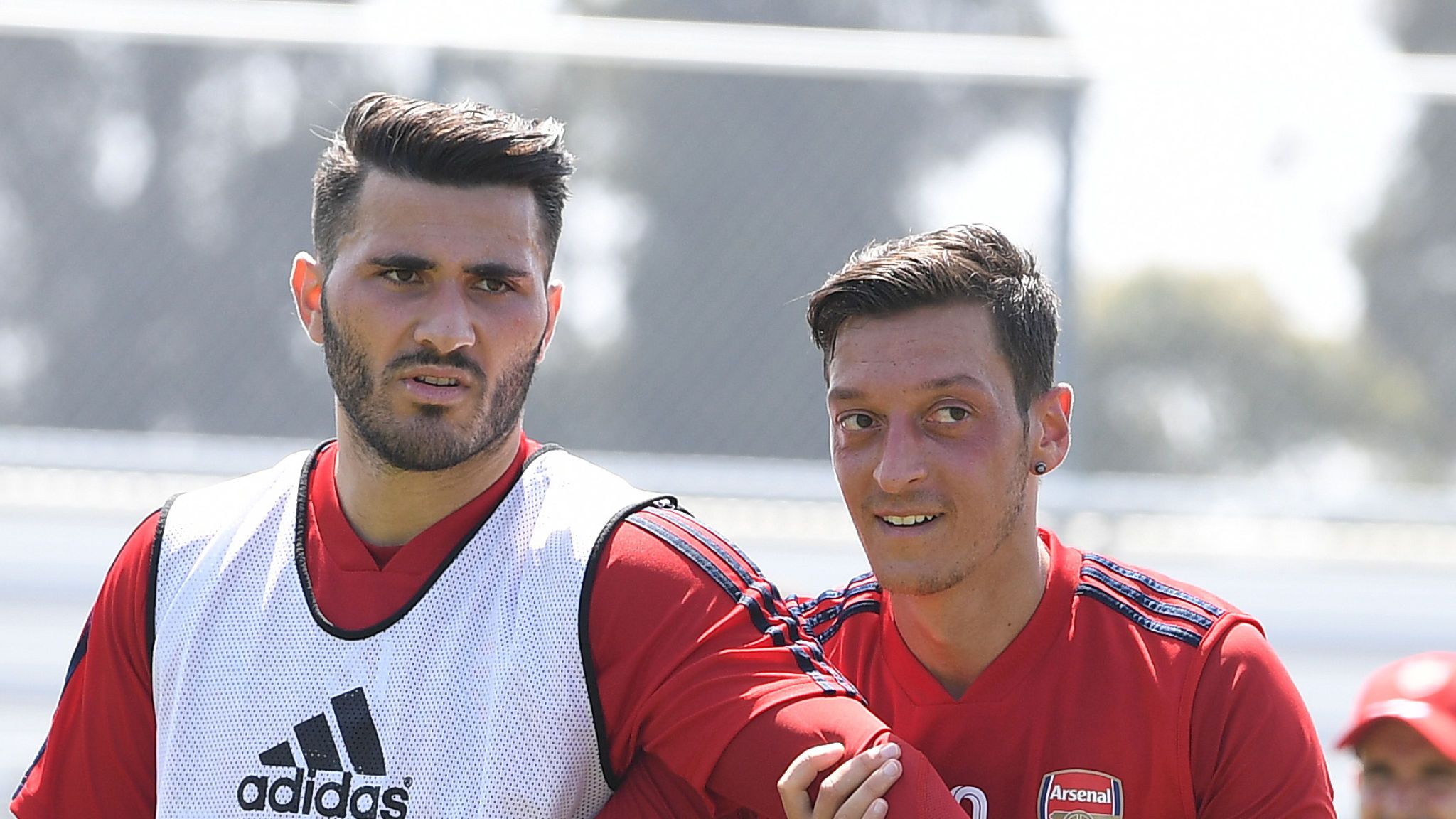 Sead Kolasinac (kiri) dan Mesut Ozil. (Foto: Sky Sports)