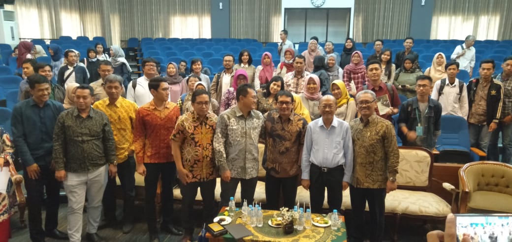 Philips J Vermonte, Direktur Eksekutif CSIS, ( 5 dari kiri) ketika sesi foto bersama di Ruang Auditorium, Pascasarjana, Fakultas Ekonomi dan Bisnis, Universitas Brawijaya (Theo/Ngopibareng.id)