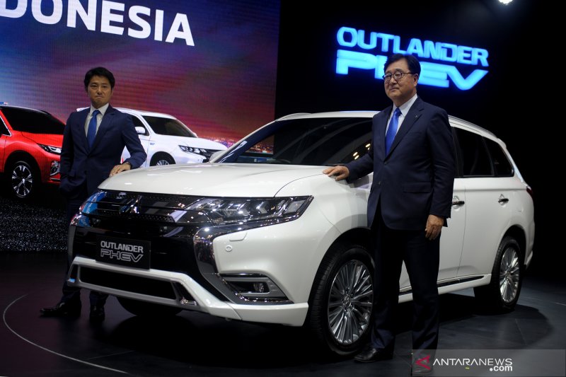 Presdir PT Mitsubishi Motors Krama Yudha Sales Indonesia Naoya Nakamura (kiri) dan Chairman Mitsubishi Motors Corporation Osamu Masuko berfoto bersama saat meluncurkan Mitsubishi Outlander PHEV (plug-in Hybrid Electric Vehicle) di ajang Gaikindo Indonesia International Auto Show (GIIAS) ke- 27 tahun 2019 di ICE BSD, Tangerang Selatan, Banten, Kamis 18 Juli 2019. Mitsubishi Outlander PHEV merupakan mobil hibrida yang mengusung mesin pembakaran konvensional dan motor listrik yang mampu mengubah mobilitas masyarakat lebih bersahabat dengan lingkungan. (Foto:Antara/Zarqoni Maksum)