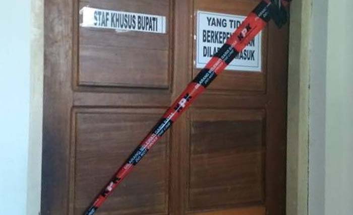 Pintu ruang kerja staf khusus bupati Kudus disegel KPK, Jumat siang. (Foto:Antara)