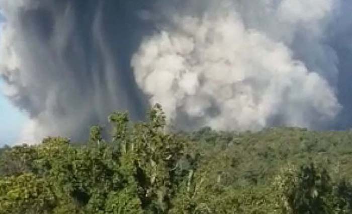 Letusan Gunung Tangkuban Perahu nampak dari Kota Lembang. (Foto:Istimewa)