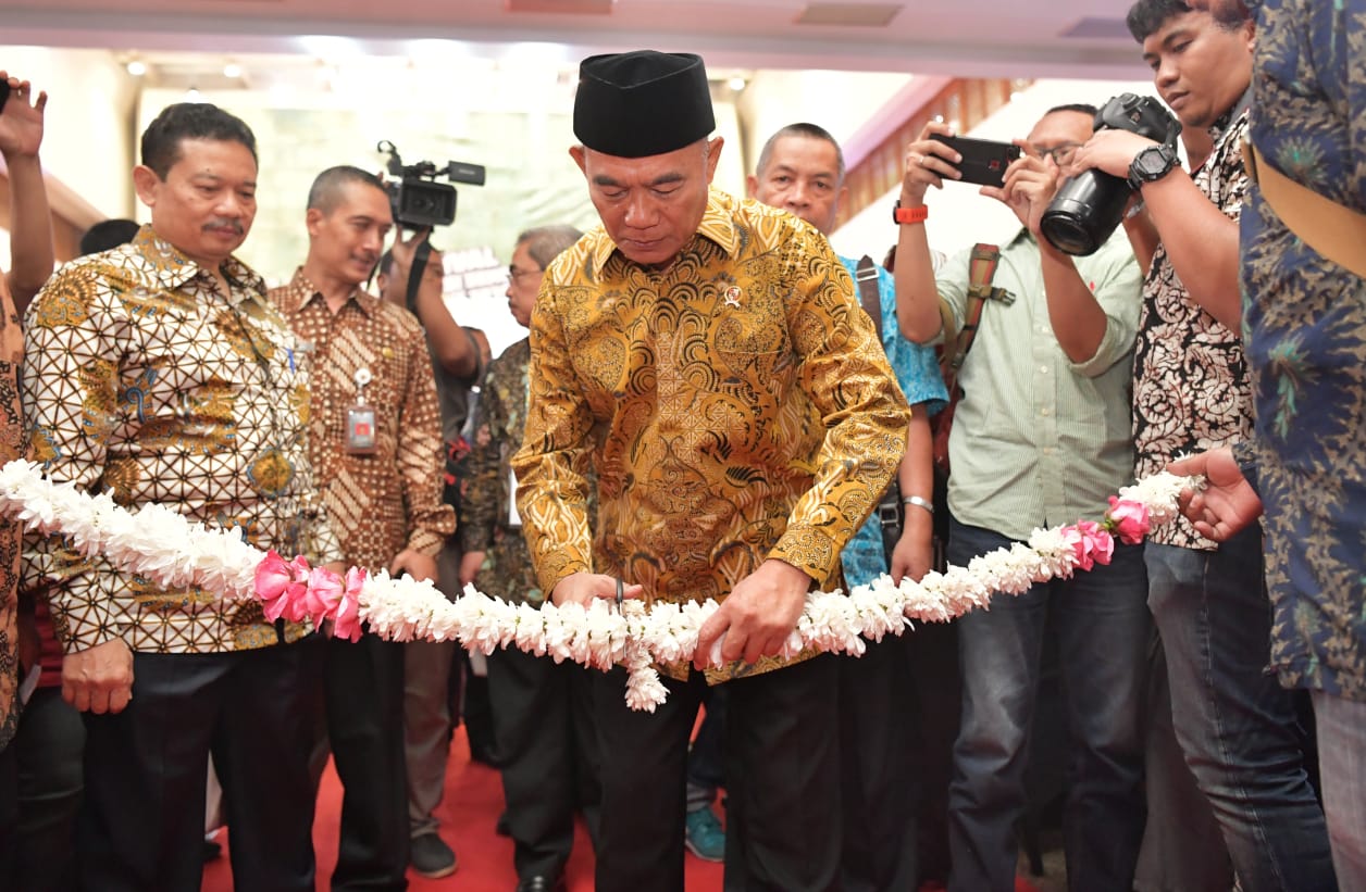 Mendikbud Muhadjir Effendy membuka Festival Litersi Sekolah di Plaza Insan Berprestasi Kemendikbud, Jumat 26 Juli 2019.  (Foto: Asmanu/ngopibareng.id)