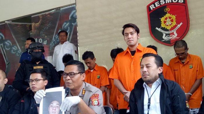 Kriss Hatta resmi ditetapkan sebagai tersangka kasus penganiayaan terhadap bintang FTV Antony Hillenaar.