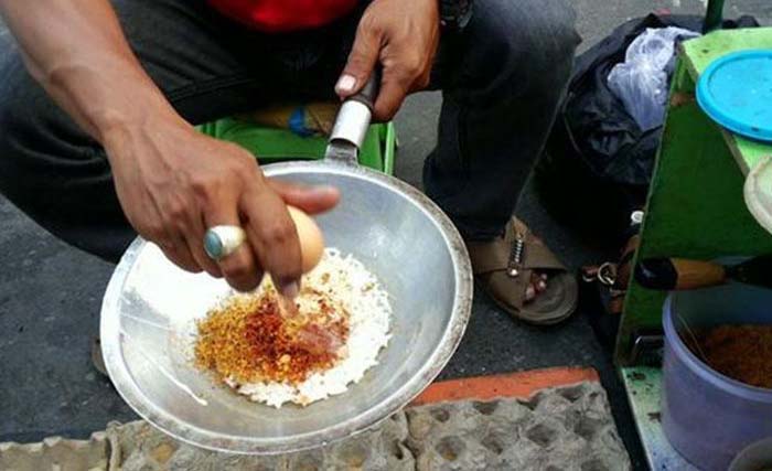 Membuat kerak telor. (Foto:Antara)