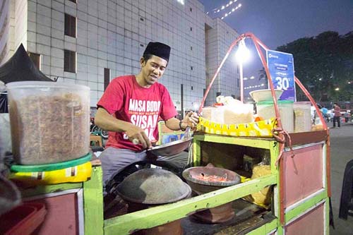 Pedagang kerak telor di kawasan Pasar Senen, Jakarta. (Foto:Antara)