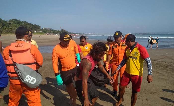 Jenazah Mahmoud Mohamed Milhem, turis asal Yordania diangkat dari pantai  Double Six, Seminyak, Kuta, Bali, kemarin. (Foto:Antara) 