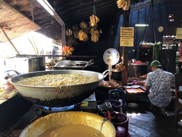 Penggorengan pisang di Warung Kopi Klotok Jogjakarta. (Foto Arif Afandi/ngopibarteng.id)