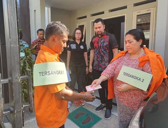 Reka adegan Nunung 'Tersangka 2' ketika membeli sabu-sabu ke 'tersangka 1' dalam kasus ini, Heri Moheriyanto. (Foto: Instagram @pmjnews)