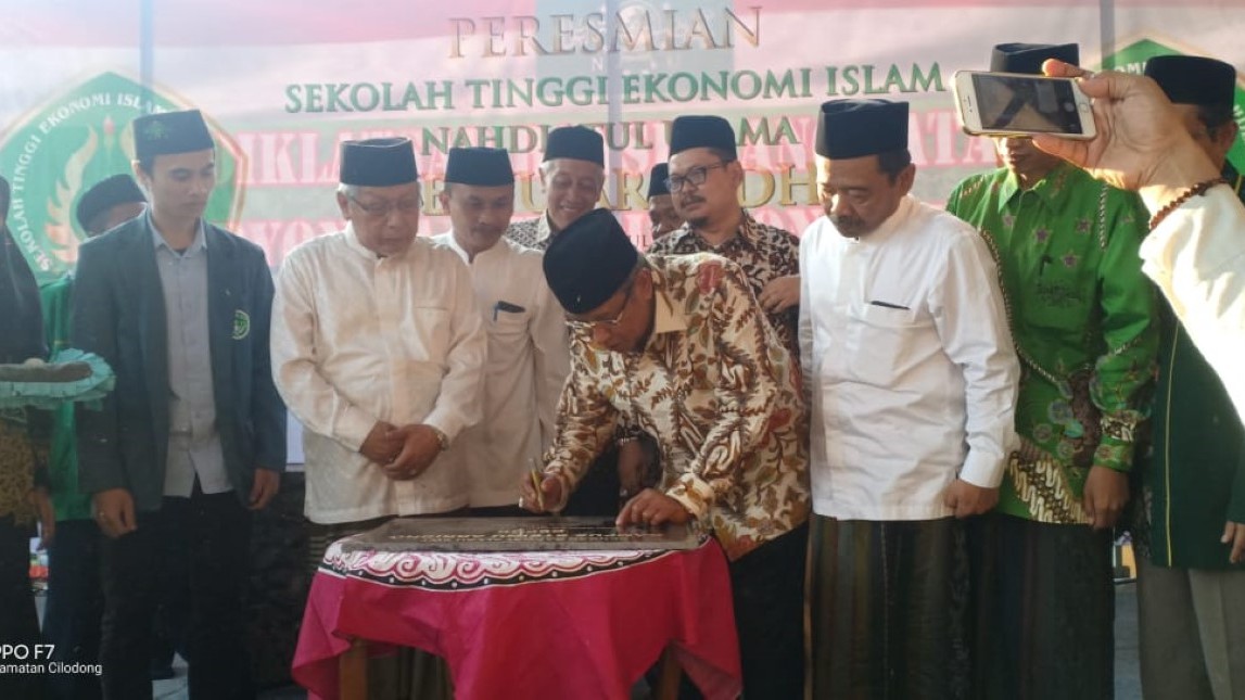 Kiai Said Aqil Siroj ketika meresmikan Sekolah Tinggi Ilmu Ekonomi Nahdlatul Ulama (STIENU) Arridho, Cilodong, Depok, Jawa Barat. (Foto: nu for ngopibareng.id)