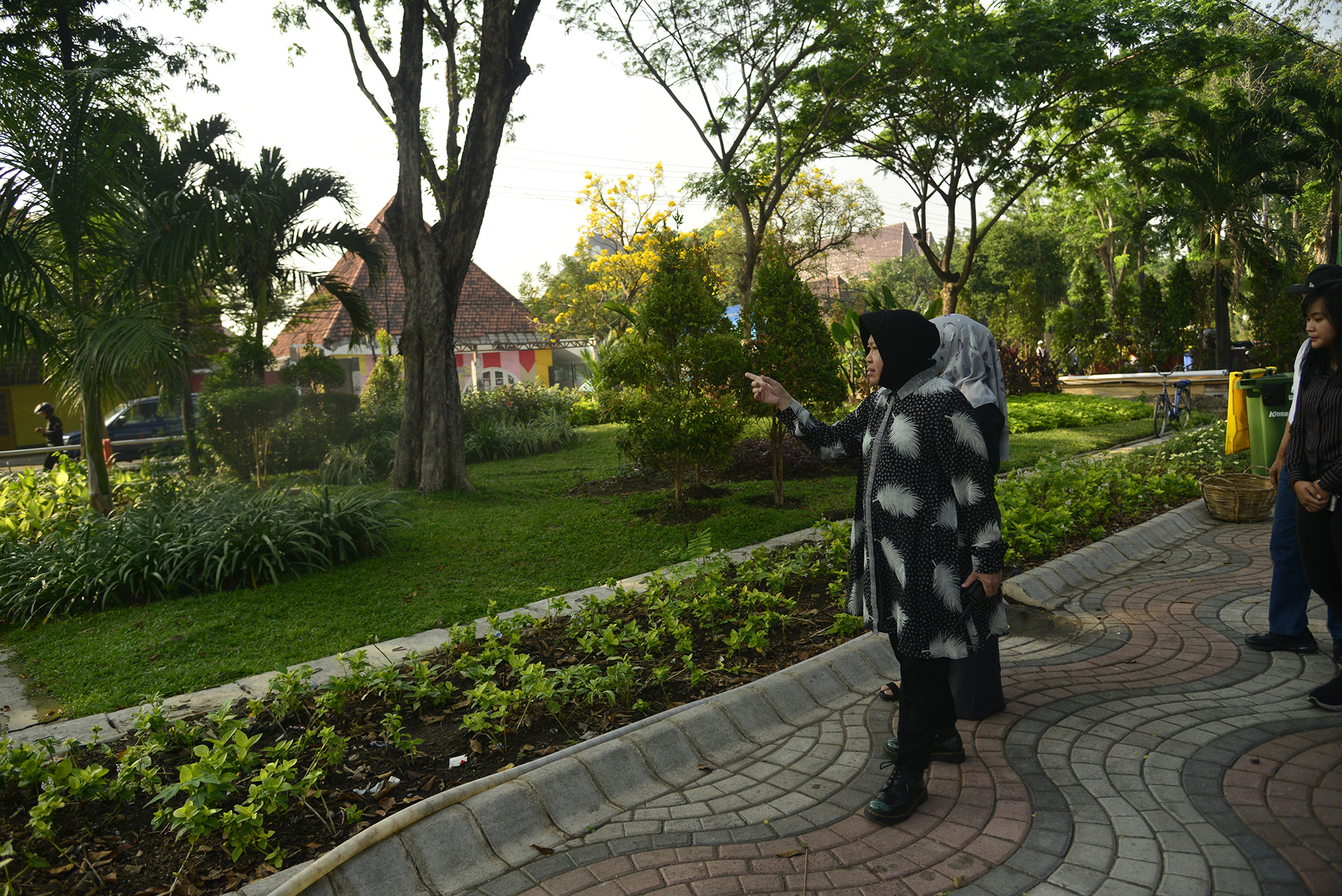 Risma saat memantau taman ngagel sore tadi. (Foto: Alief/ngopibareng.id)