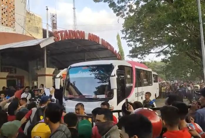 Bus yang mengangkut skuat dan official Persija Jakarta dilempari botol dan batu oleh sekelompok pemuda di Stadion Andi Mattalatta (Mattoangin), jelang leg kedua final Piala Indonesia Persija vs PSM Makassar, Minggu 28 Juli 2019.