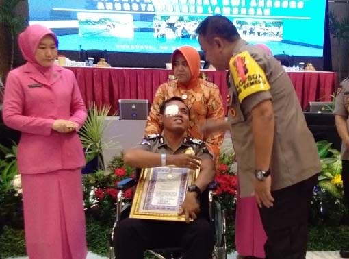 Kapolda Jatim Irjen Pol Luki Hermawan, secara khusus memberikan penghargaan kepada Bripka Andreas, anggota Satlantas Polsek Paciran, Lamongan ini, Tanggal 30 November 2018. (Foto:Dok.Antara)