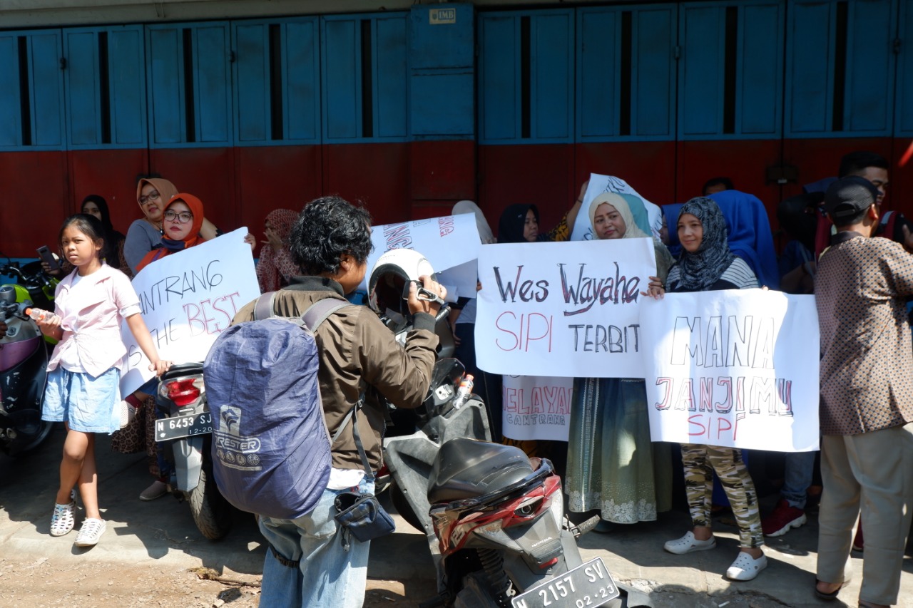 PARA nelayan Mayangan, Kota Probolinggo saat berdemontrasi menyambut kedatangan Gubernur Khofifah Indar Parawansa. (foto: Ikhsan/ngopibareng.id)