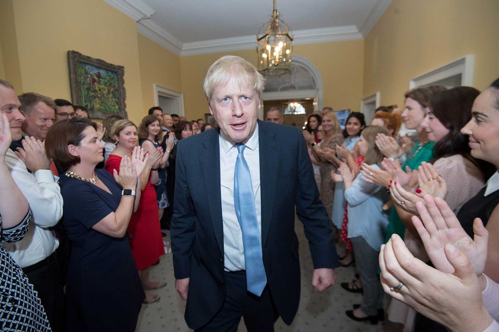 PM Inggris Boris Johnson di depan publik di London. (Foto: bbc)