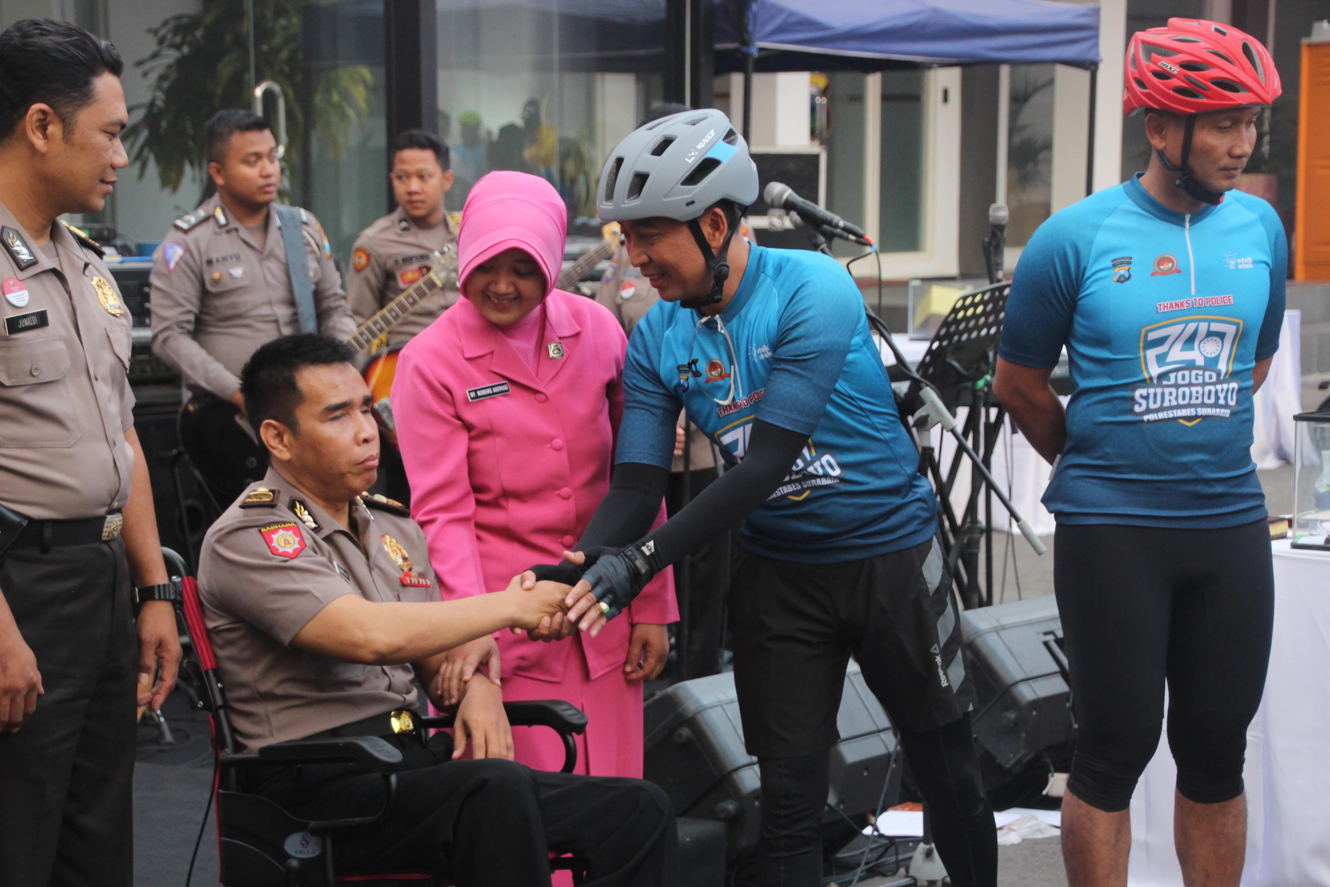 Sandi Nugroho saat memberi tali asih kepada polisi yang menjadi korban dalam tragedi bom Surabaya 13 Mei 2019. (Foto: Faiq/ngopibareng.id)
