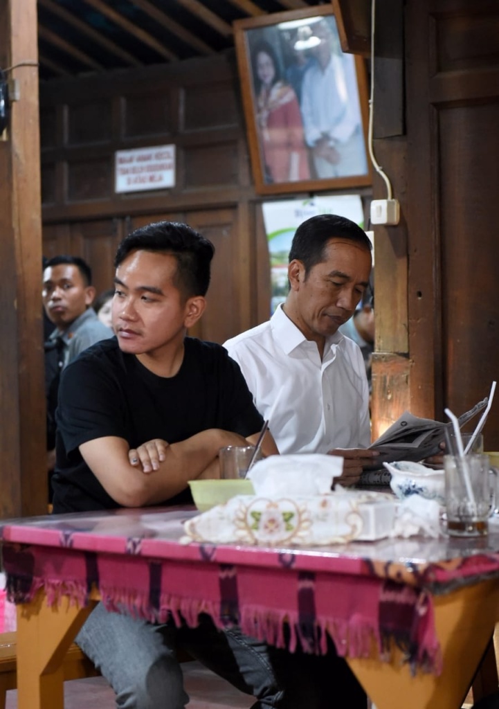 Presiden Joko Widodo bersama putra sulungnya Gibran Rakabuming Raka, ( foto: asmanu/ngopibareng.id)