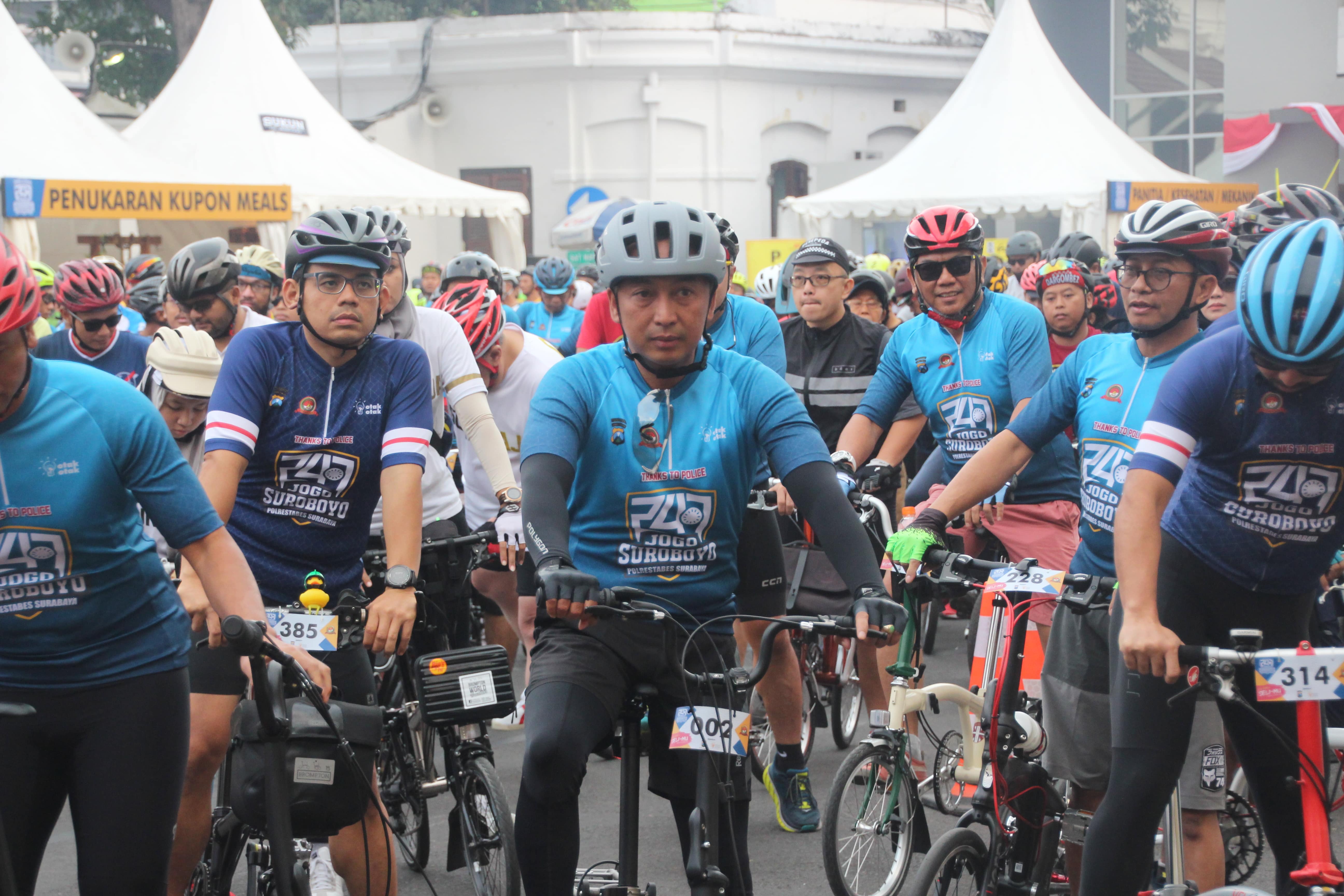 Kapolrestabes Surabaya Kombes Pol Sandi Nurgoho di antara peserta 'Gowes Bareng Pecinta Sepeda Lipat'. (Foto: Faiq/ngopibareng.id)
