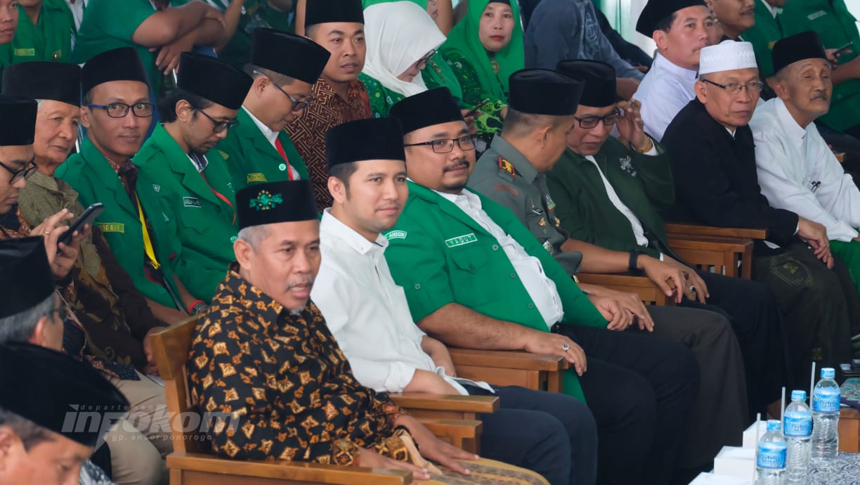 Ketua PWNU Jatim KH Marzuki Mustamar, Wakil Gubernur Jatim Emil Elstianto Dardak dan Ketua Umum PP GP Ansor Yaqut Qoumas Cholil dalam Konferwil GP Ansor Jatim di Malang. (Foto: nu for ngopibareng.id)