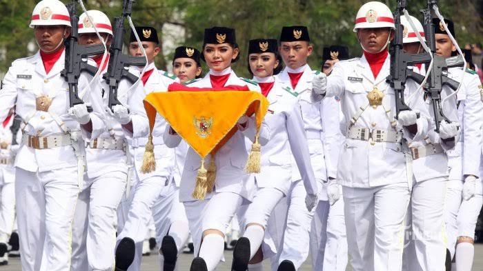 Anggota pasukan pengibar bendera pusaka (Paskibraka).