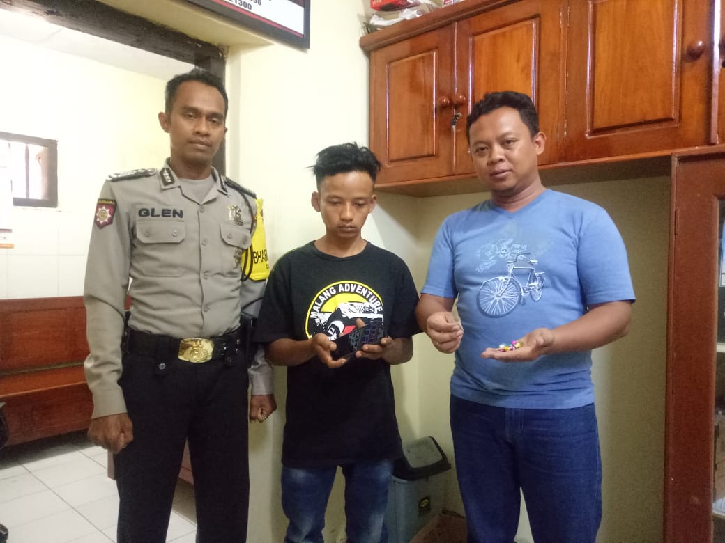 Pelaku pencurian HP, Feri Safarianto, saat diamankan oleh Polsek Kalipare, Polres Malang (dok: foto istimewa)