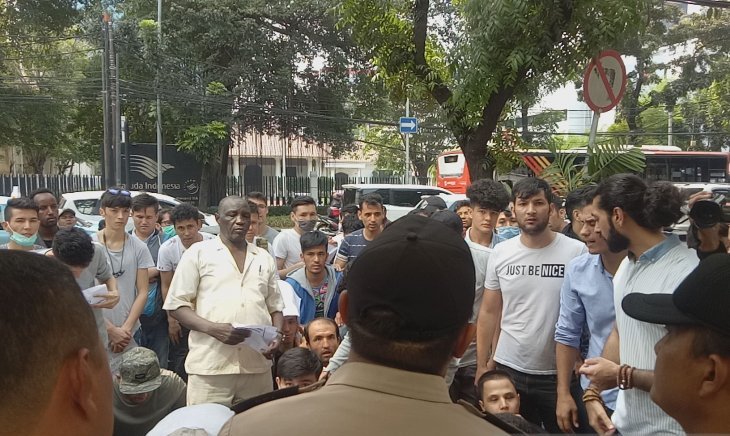 Para pencari suaka yang melakukan demonstrasi di depan kantor UNHCR, Kebon Sirih, Jakarta Pusat, Senin 29 Juli 2019. (Foto: Antara/Livia Kristianti)