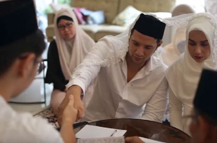 Foto pernikahan siri Ammar Zoni dan Irish Bella sebelum menggelar akad nikah pada 28 April 2019 di Pine Hill, Cibodas, Bandung, Jawa Barat.