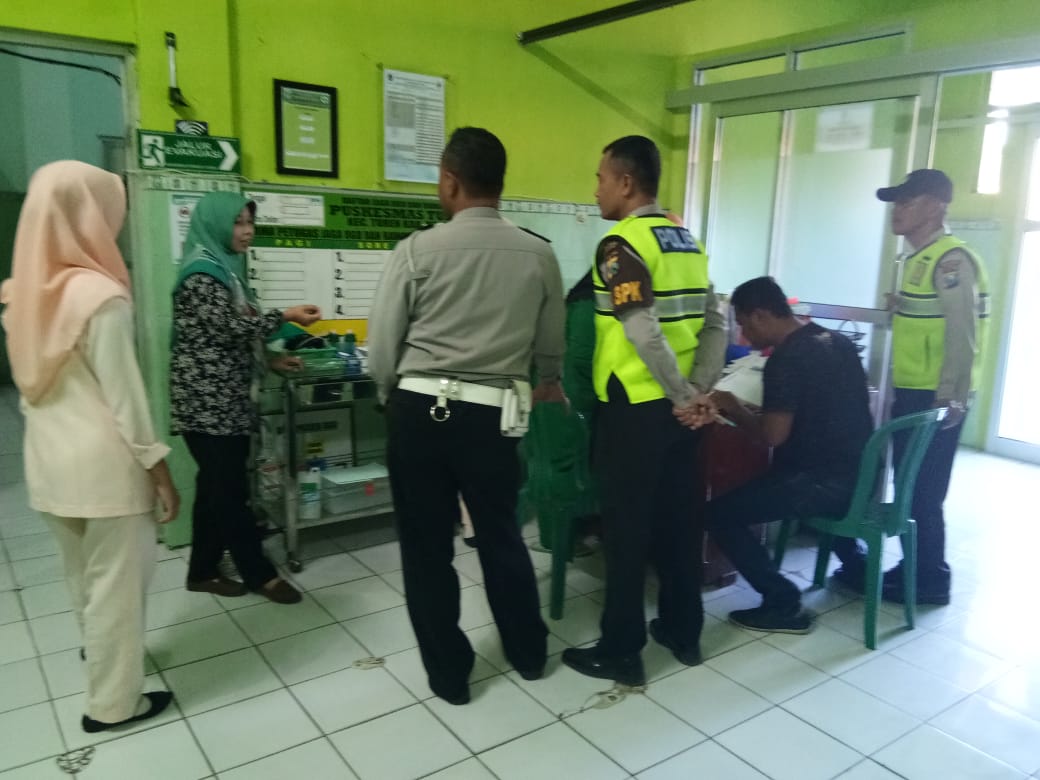 Personel Polsek Turen Polres Malang saat melakukan penyelidikan di Puskesmas Turen Kabupaten Malang terkait kasus meninggalnya bocah 9 tahun akibat tersedak pentol bakso