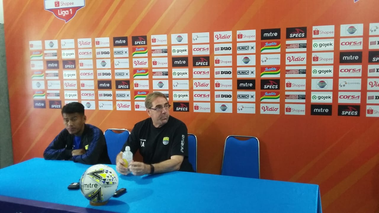 Pemain Persib Bandung, Gozali Siregar (kiri) dan Pelatih Perib Bandung, Robert Albert (kanan), saat memberikan konferensi pers pada Sinin 29 Juli 2019, pukul 10.00 WIB pagi tadi. (Theo/Ngopibareng.id)