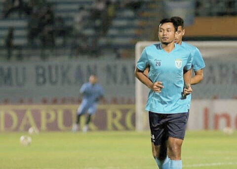 Pemain Persela Lakukan Pemanasan Sebelum Bertanding. (Foto:Nasih/ngopibareng.id)