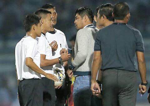 Nil Maizar protes ke wasit Wawan Rafiko. (Foto: Nasih/ngopibareng.id)