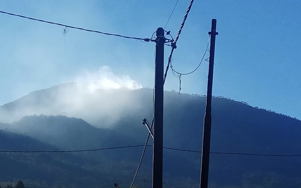 Asap masih tampak dari puncak Gunung Arjuna. (Foto: Dok/BPBD Batu)