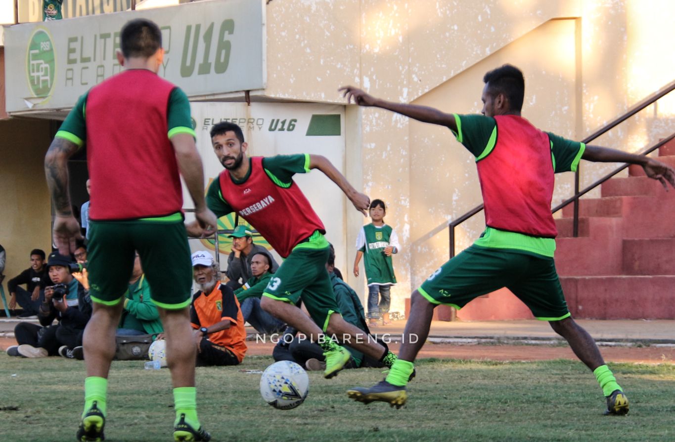 Skuat Persebaya saat jalani latihan di Lapangan Polda Jatim. (Foto: Haris/ngopibareng)