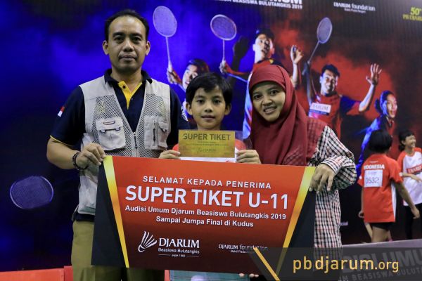 Ghaiza Syahla Khalisa (tengah) usai memastikan diri lolos ke final Audisi Umum Djarum Beasiswa Bulutangkis di Bandung, Selasa 30 Juli 2019. (Foto: www.pbdjarum.org)