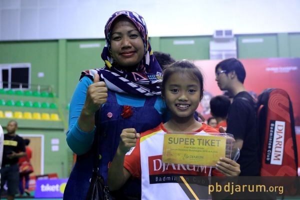 Mayla Cahya Afilian Pratiwi bersama Ibundanya usai meraih super tiket AUDB yang digelar di Bandung, Selasa, 30 Juli 2019. (Foto: www.pbdjarum.org)