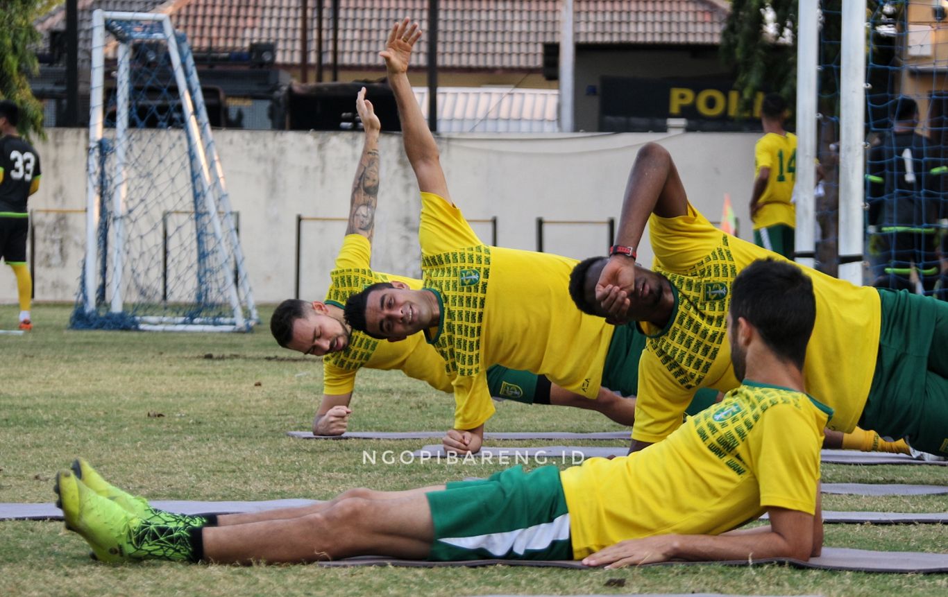 Skuat Persebaya saat lakukan recavery training di Lapangan Polda Jatim, Selasa 30 Juli 2019. (foto: Haris/ngopibareng)