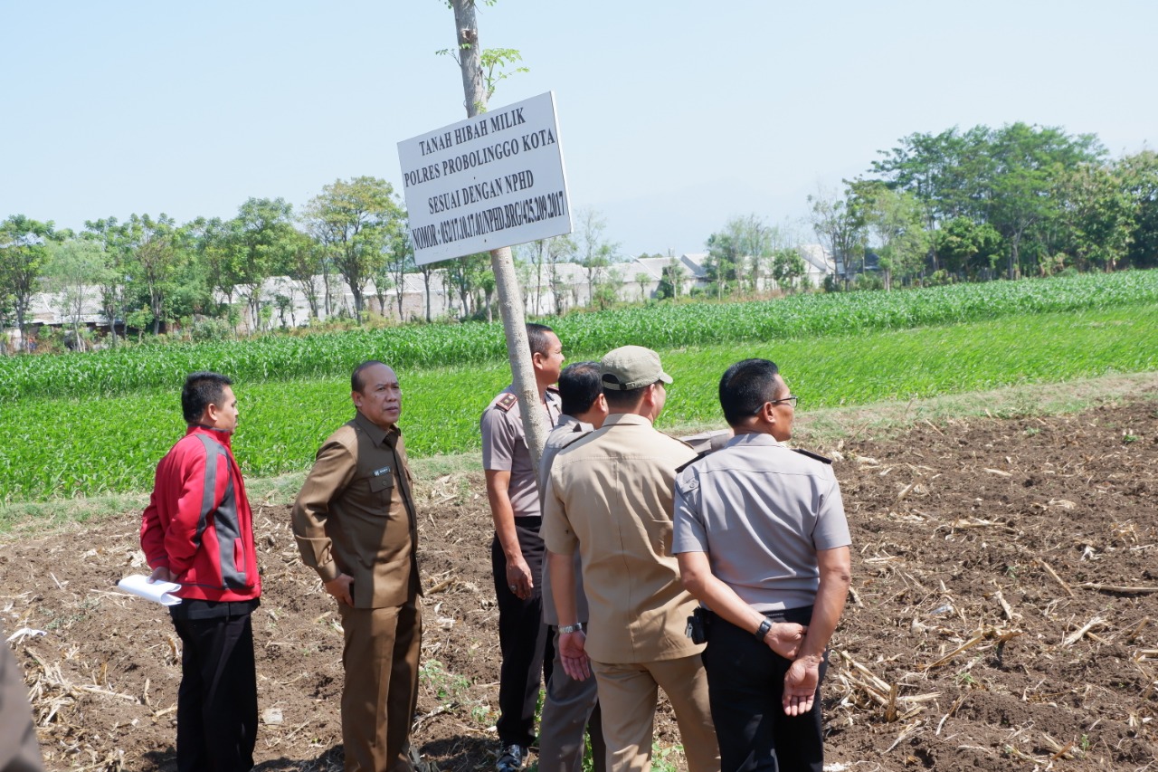 KOMISI I DPRD dan Polresta Probolinggo sedang meninjau bakal lokasi pembangunan dua polsek baru. (Foto: Ikhsan/ngopibareng.id)