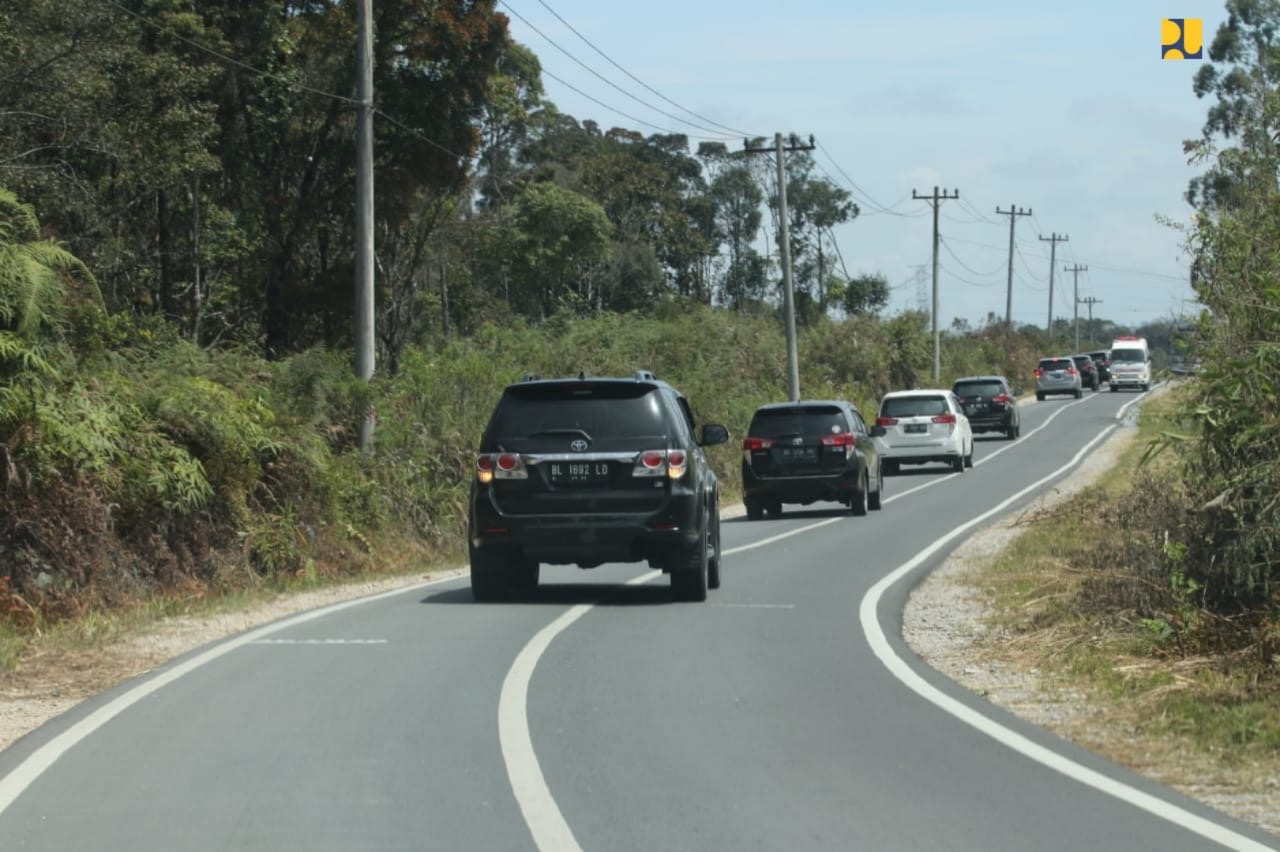 Jalan lingkar Pulau Samosir yang telah berhasil diperbaiki dan dilebarkan. (Foto Dok PUPR)