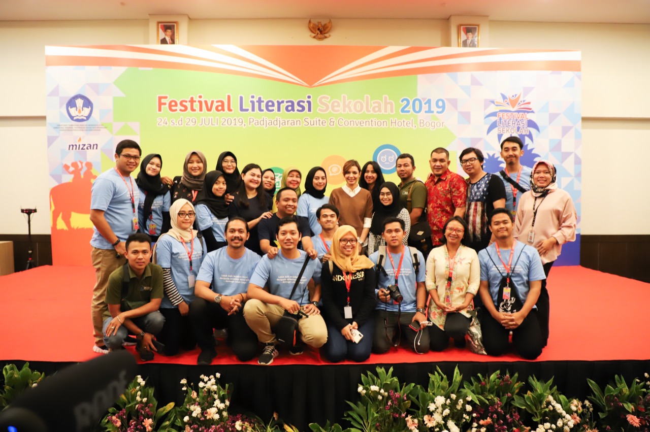 Duta Baca Indonesia Najwa Shihab, bersama peserta FLS berbicara tentang pentingnya literasi. (Foto : asmanu/ngopibareng.id)'