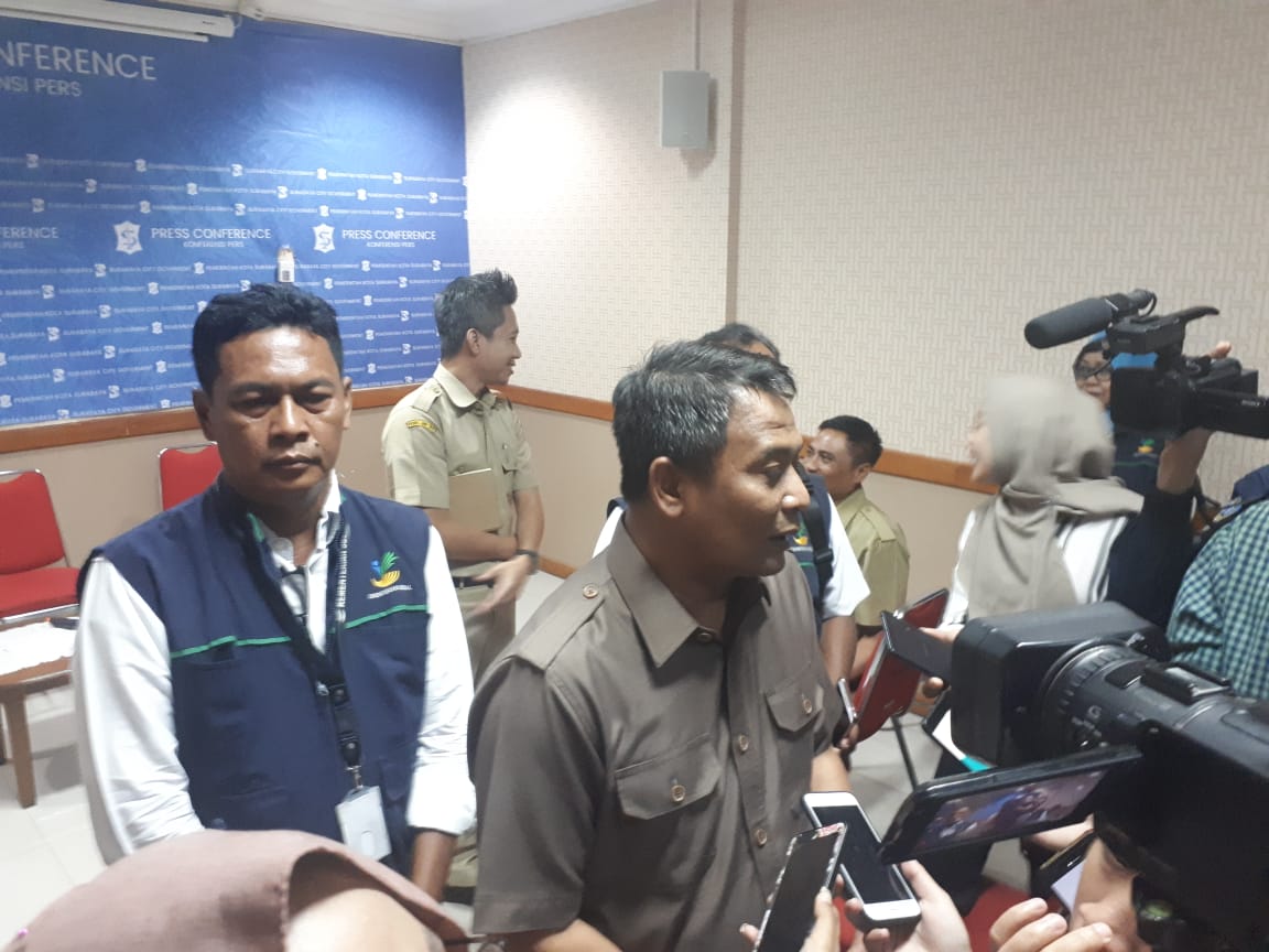 Dinsos saat memberikan keterangan pers kepada media. (foto: Alief/ngopibareng.id)