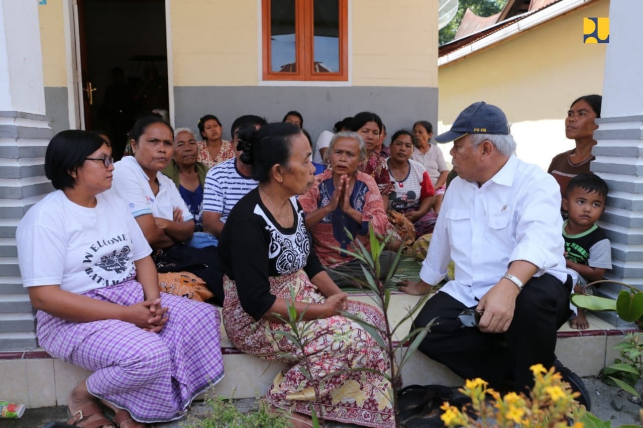 Menteri PUPR Basuki berbincang dengan warga kampung adat.