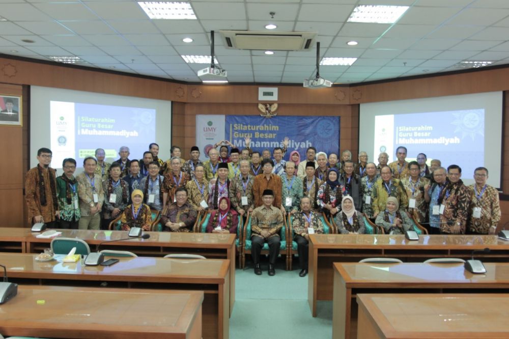 Ketua Umum Pimpinan Pusat Muhammadiyah, Haedar Nashir bersama para guru besar Muhammadiyah. (Foto: md for ngopibareng.id)