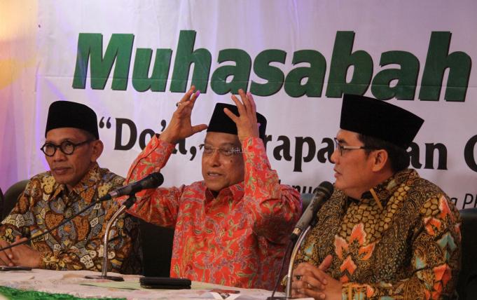 Sekretaris Jenderal PBNU, Helmy Faishal Zaini (kanan) bersama KH Said Aqil Siroj (tengah) dan Robikin Emhas di PBNU. (Foto: dok/ngopibareng.id)