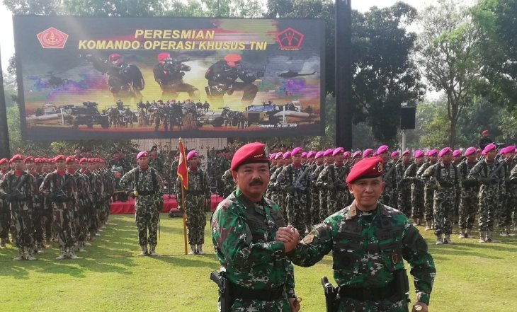 Panglima TNI Marsekal Hadi Tjahjanto (kiri) melakukan salam komando dengan Komandan Komando Operasi Khusus (Koopsus) Brigjen TNI Rochadi, di Markas Besar TNI, Cilangkap, Jakarta. (Foto: Antara/Zuhdiar Laeis)