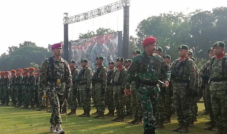 Panglima TNI Marsekal Hadi Tjahjanto memeriksa kesiapan pasukan saat peresmian Komando Operasi Khusus (Koopsus), di Markas Besar TNI, Cilangkap, Jakarta. (Foto: Antara/Zuhdiar Laeis)