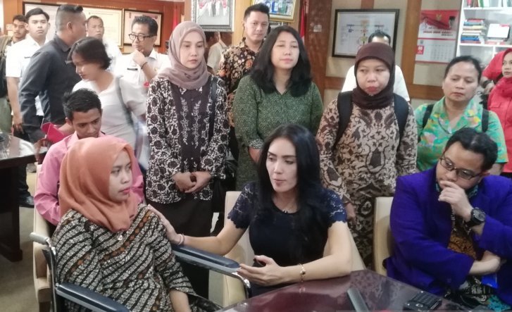 Dokter gigi Romi Syofpa Ismael, didampingi Rieke Dyah Pitaloka menemui Menteri Dalam Negeri untuk mengadukan nasibnya. (Foto: /Zuhdiar Laeis)