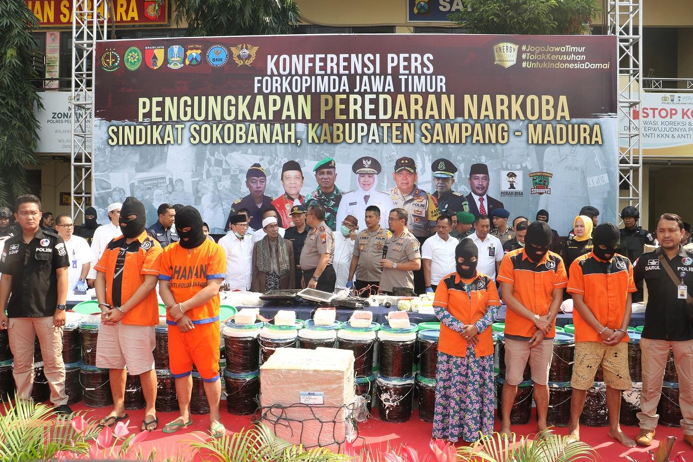 Konferensi Pers Polda Jatim dalam mengungkap peredaran narkoba di Sampang. (Foto: faiq/ngopibareng.id)