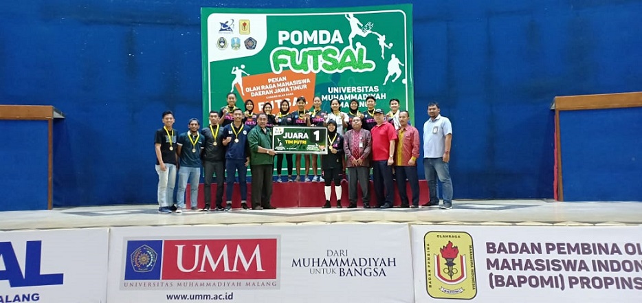 penerimaan medali oleh tim futsal putri Unesa